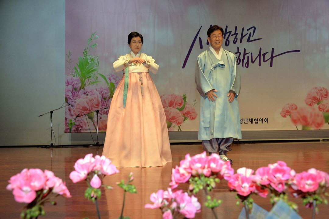 2017년 5월 성남시 어버이날 행사 무대에 선 이재명 성남시장 부부