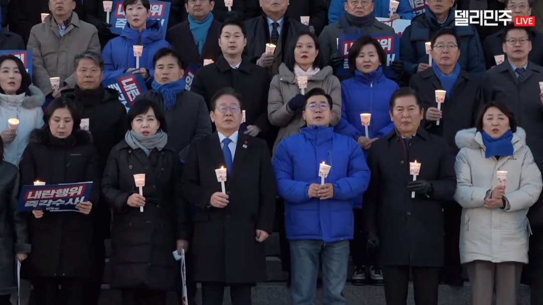 2024년 12월 국회 앞 민주당 촛불집회(11월 장외집회 장면 아님)