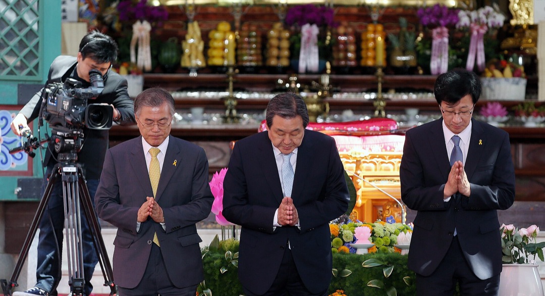 2015년 5월 부처님오신날 봉축법요식에 참석한 새정치민주연합 문재인 대표(왼쪽, 3월 발언 장면 아님)