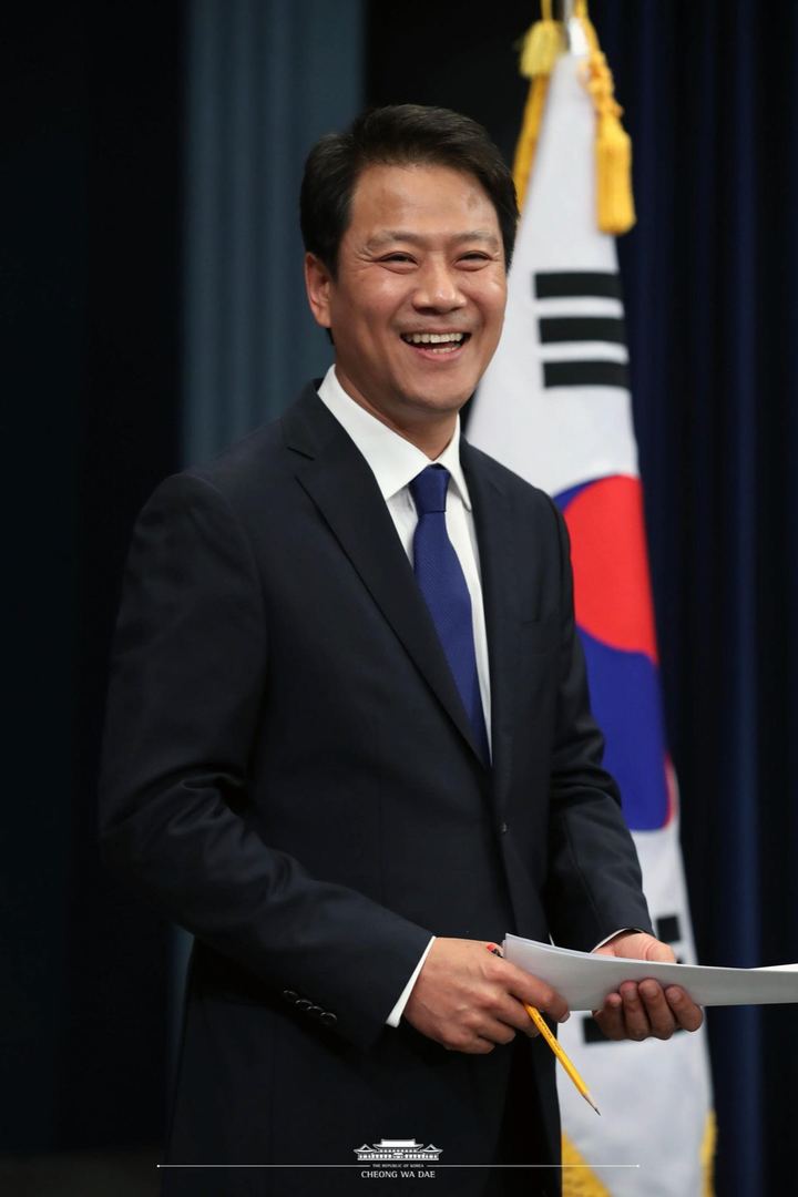 2017년 5월 청와대에서 인선을 발표하는 임종석 대통령 비서실장(2019년 불출마 선언 장면 아님)
